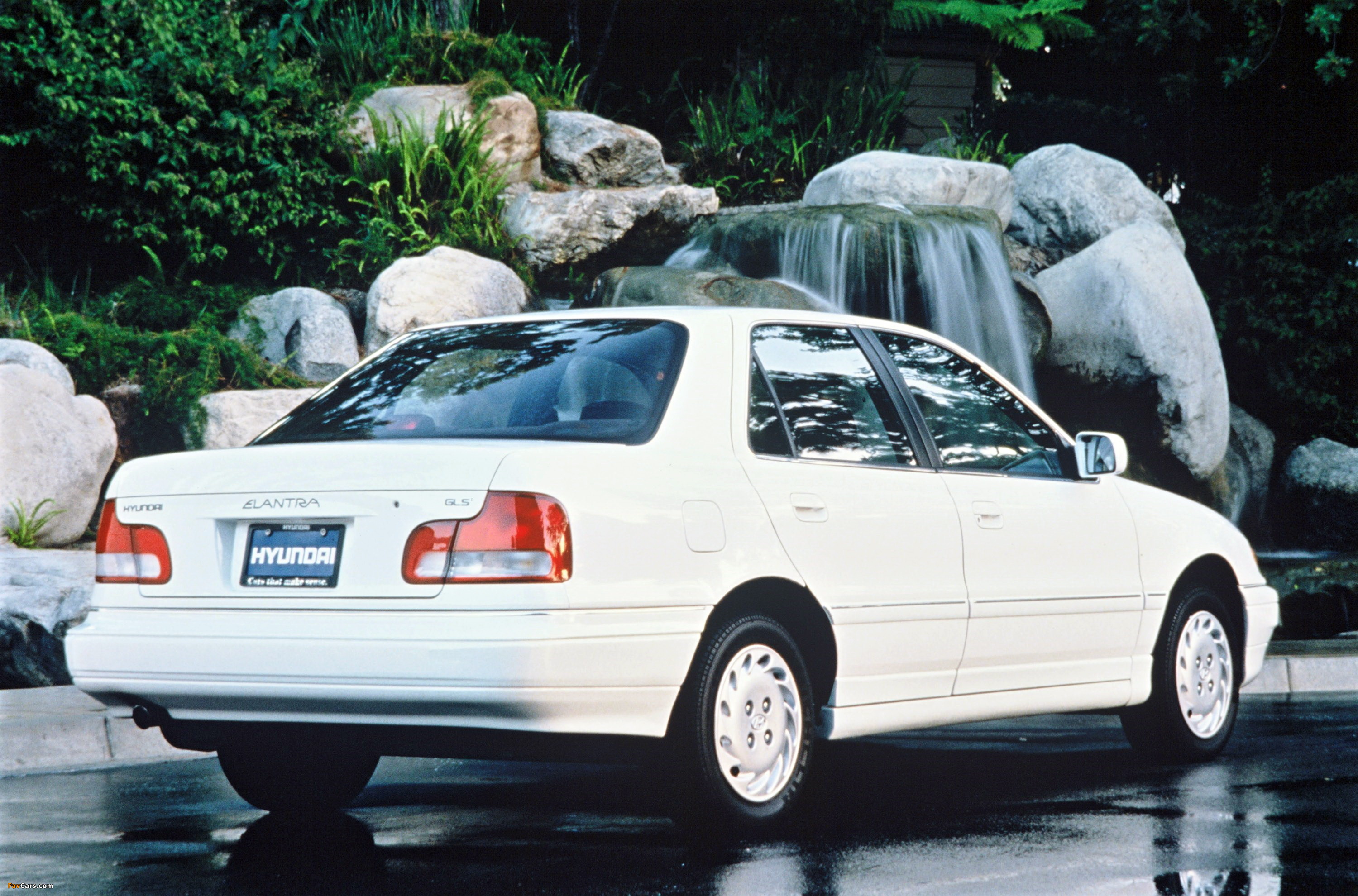 Images of Hyundai Elantra North America (J1) 1993–95 (3000 x 1980)