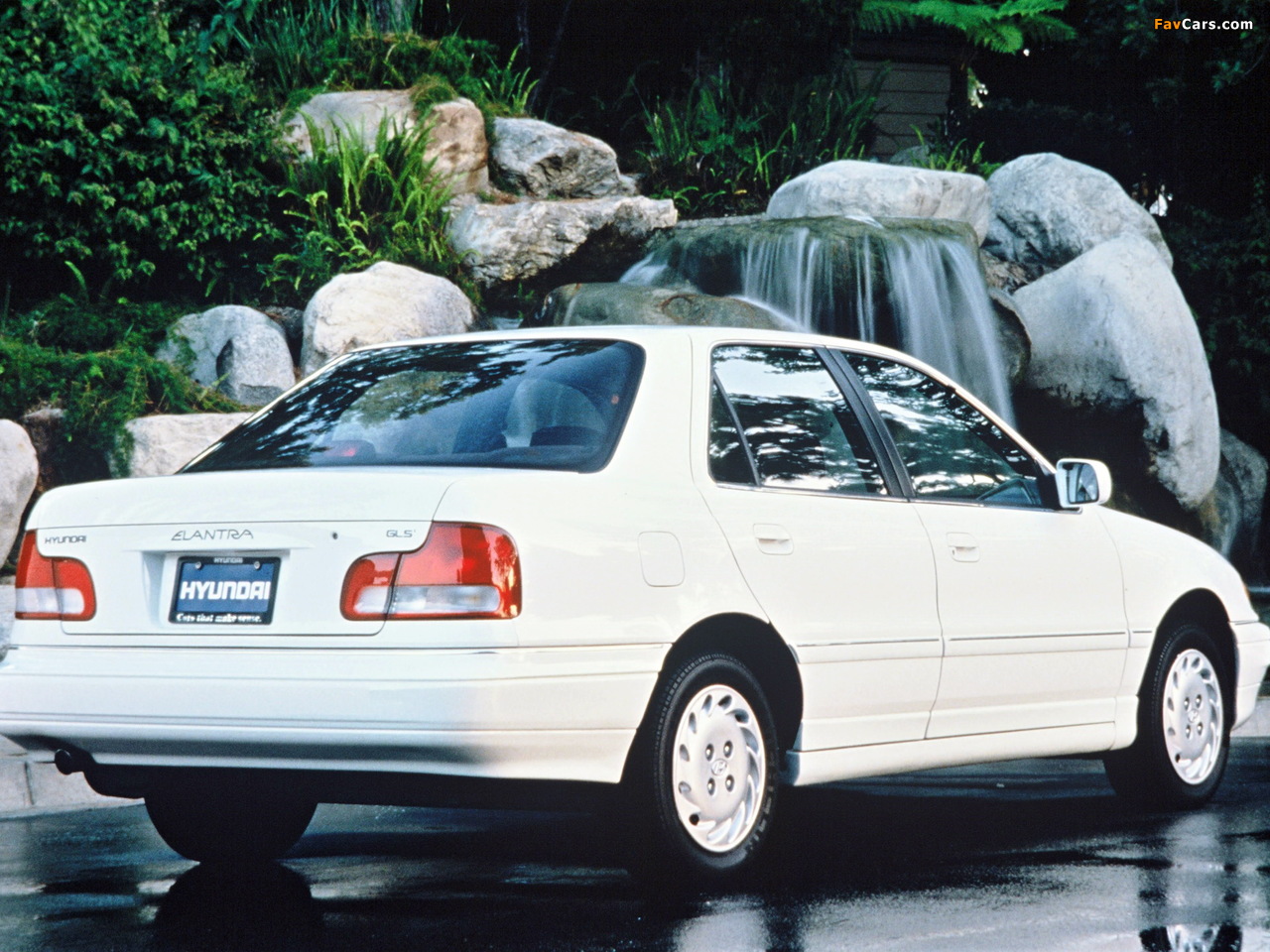 Images of Hyundai Elantra North America (J1) 1993–95 (1280 x 960)