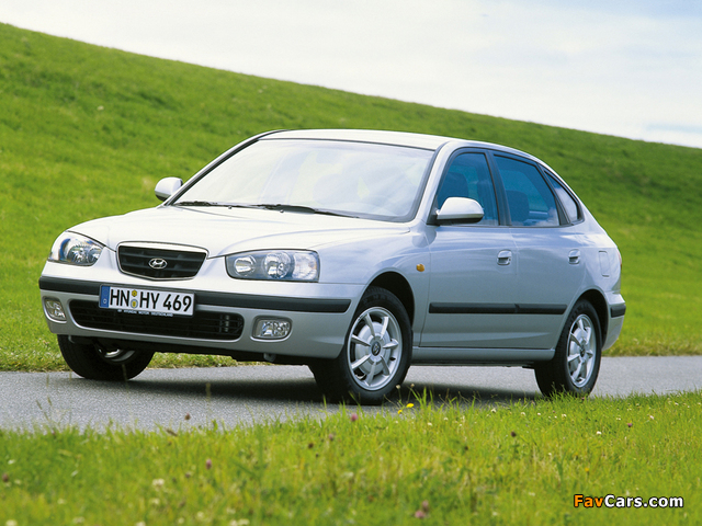 Images of Hyundai Elantra Hatchback (XD) 2000–03 (640 x 480)