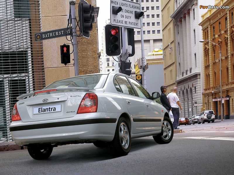 Images of Hyundai Elantra Sedan (XD) 2003–06 (800 x 600)