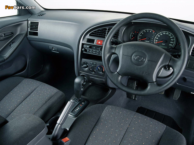 Images of Hyundai Elantra Sedan ZA-spec (XD) 2003–04 (640 x 480)