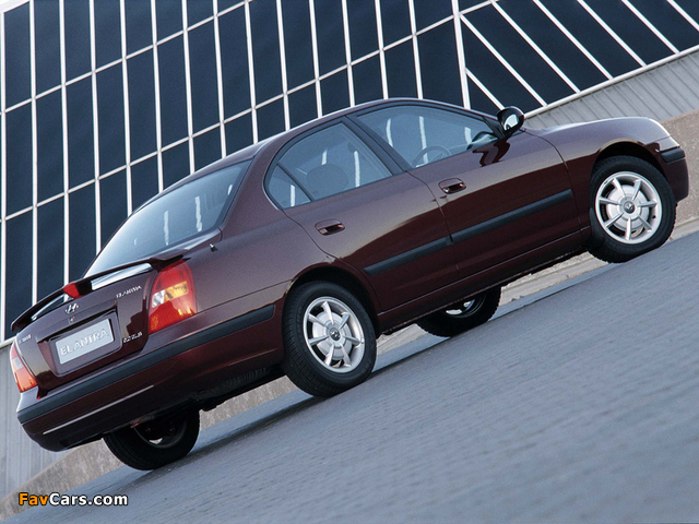 Images of Hyundai Elantra Sedan ZA-spec (XD) 2003–04 (640 x 480)