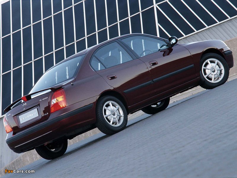 Images of Hyundai Elantra Sedan ZA-spec (XD) 2003–04 (800 x 600)