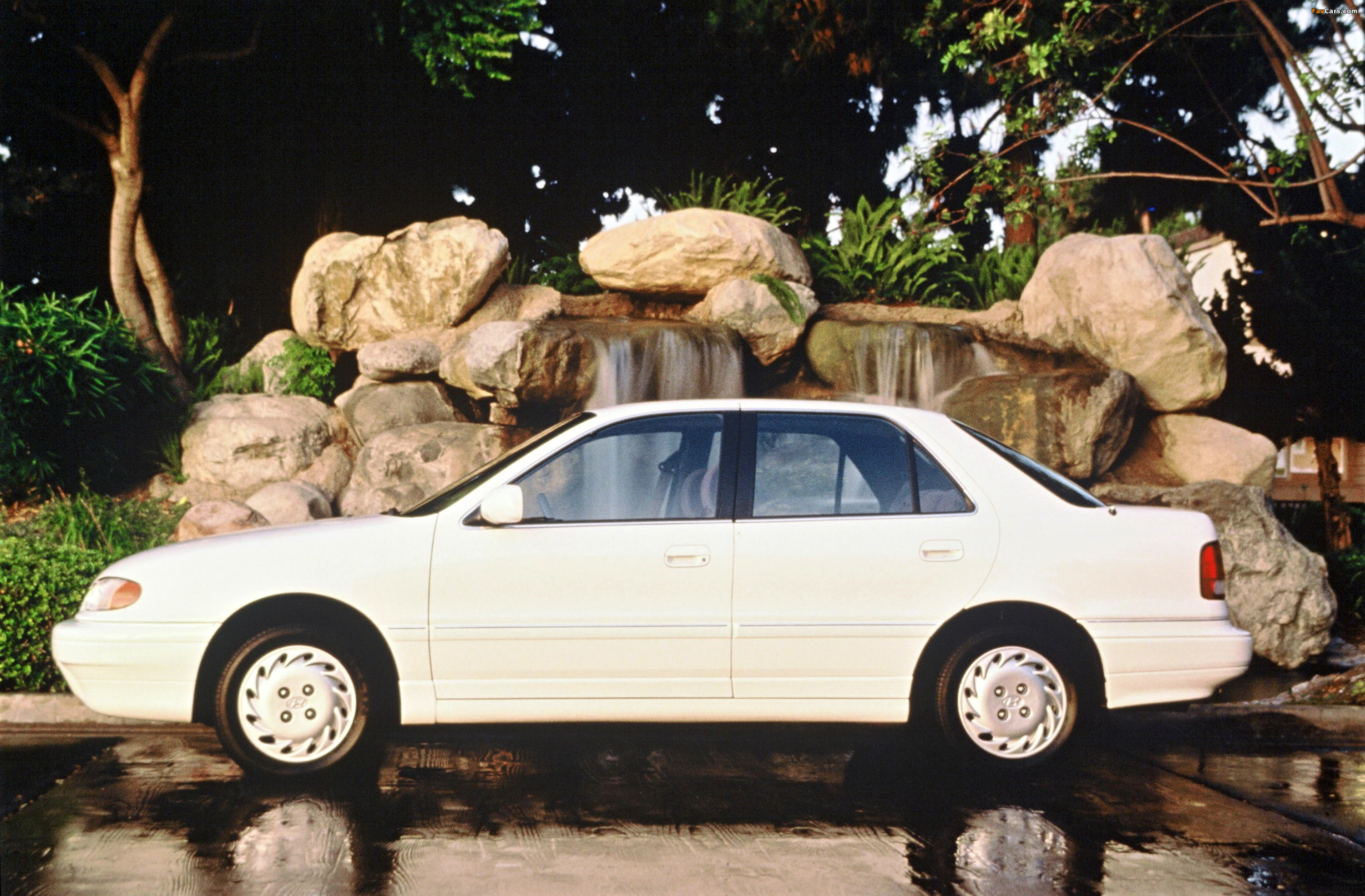 Photos of Hyundai Elantra North America (J1) 1993–95 (3000 x 1971)