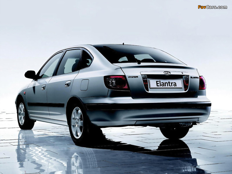 Photos of Hyundai Elantra Hatchback (XD) 2003–06 (800 x 600)