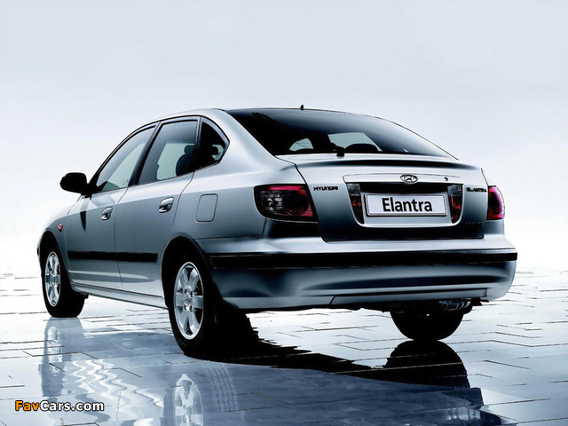 Photos of Hyundai Elantra Hatchback (XD) 2003–06 (640 x 480)