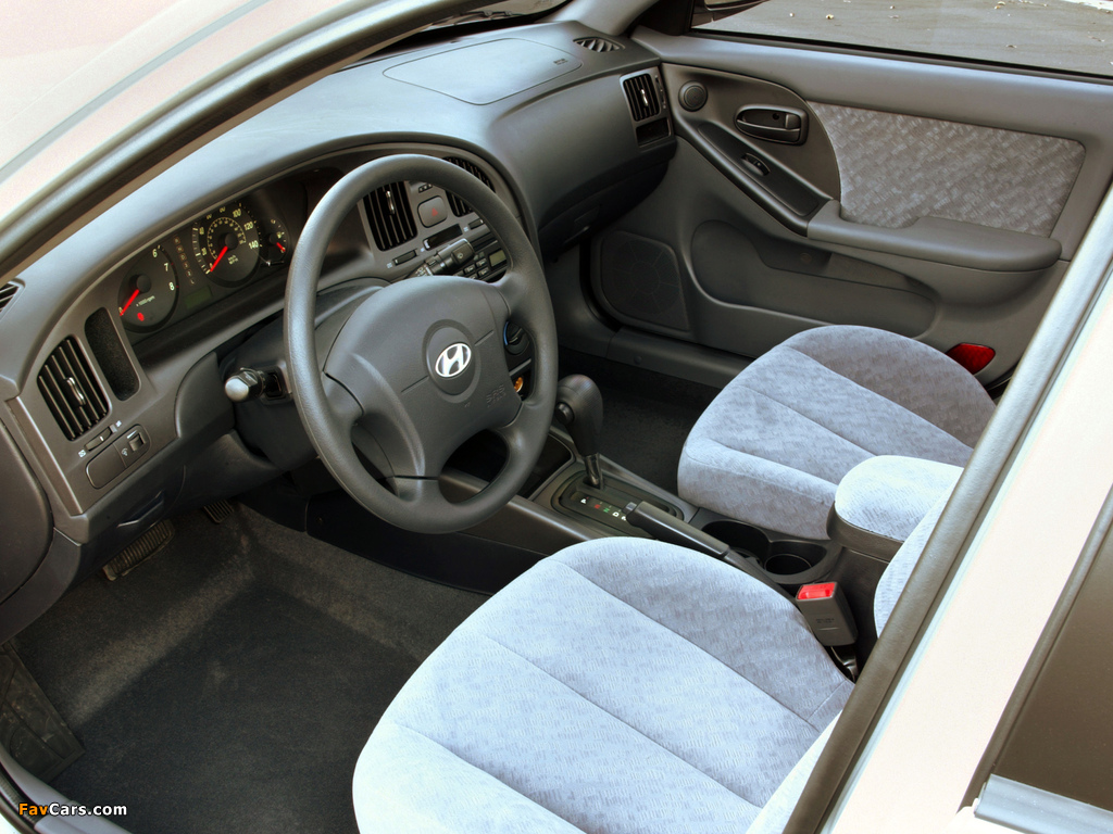 Pictures of Hyundai Elantra Sedan US-spec (XD) 2003–06 (1024 x 768)