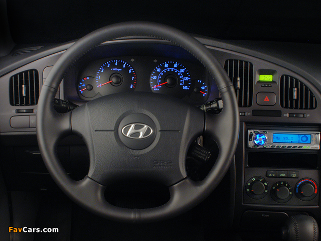 Pictures of Hyundai Elantra GT (XD) 2003–06 (640 x 480)