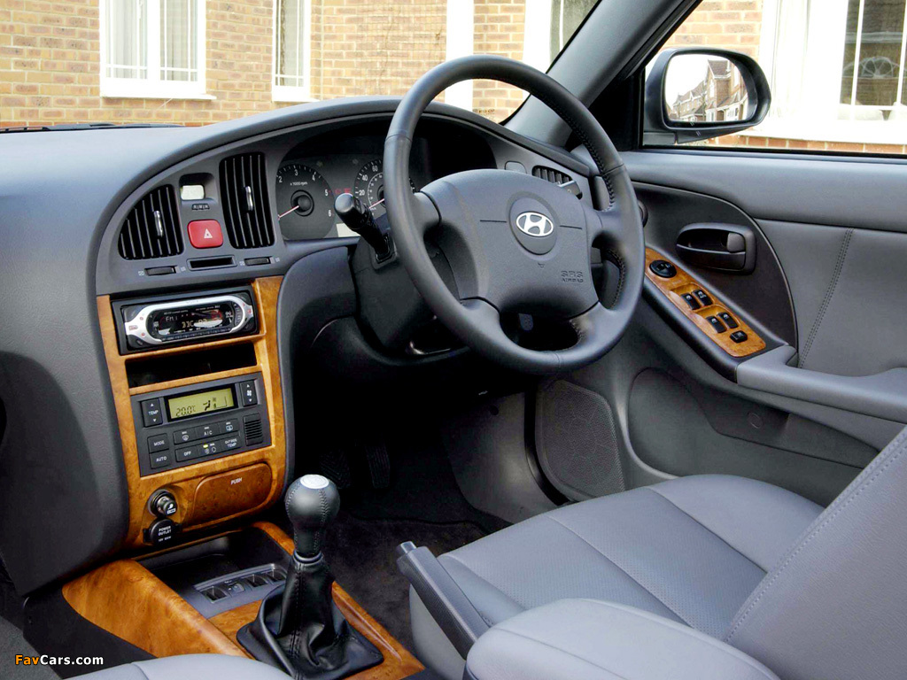 Pictures of Hyundai Elantra Hatchback UK-spec (XD) 2003–06 (1024 x 768)