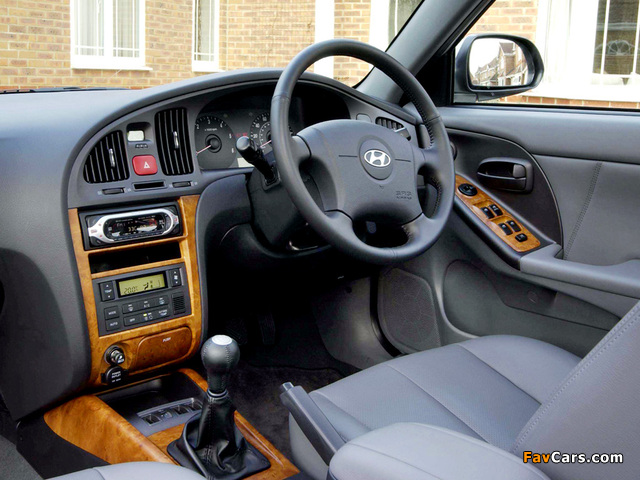 Pictures of Hyundai Elantra Hatchback UK-spec (XD) 2003–06 (640 x 480)