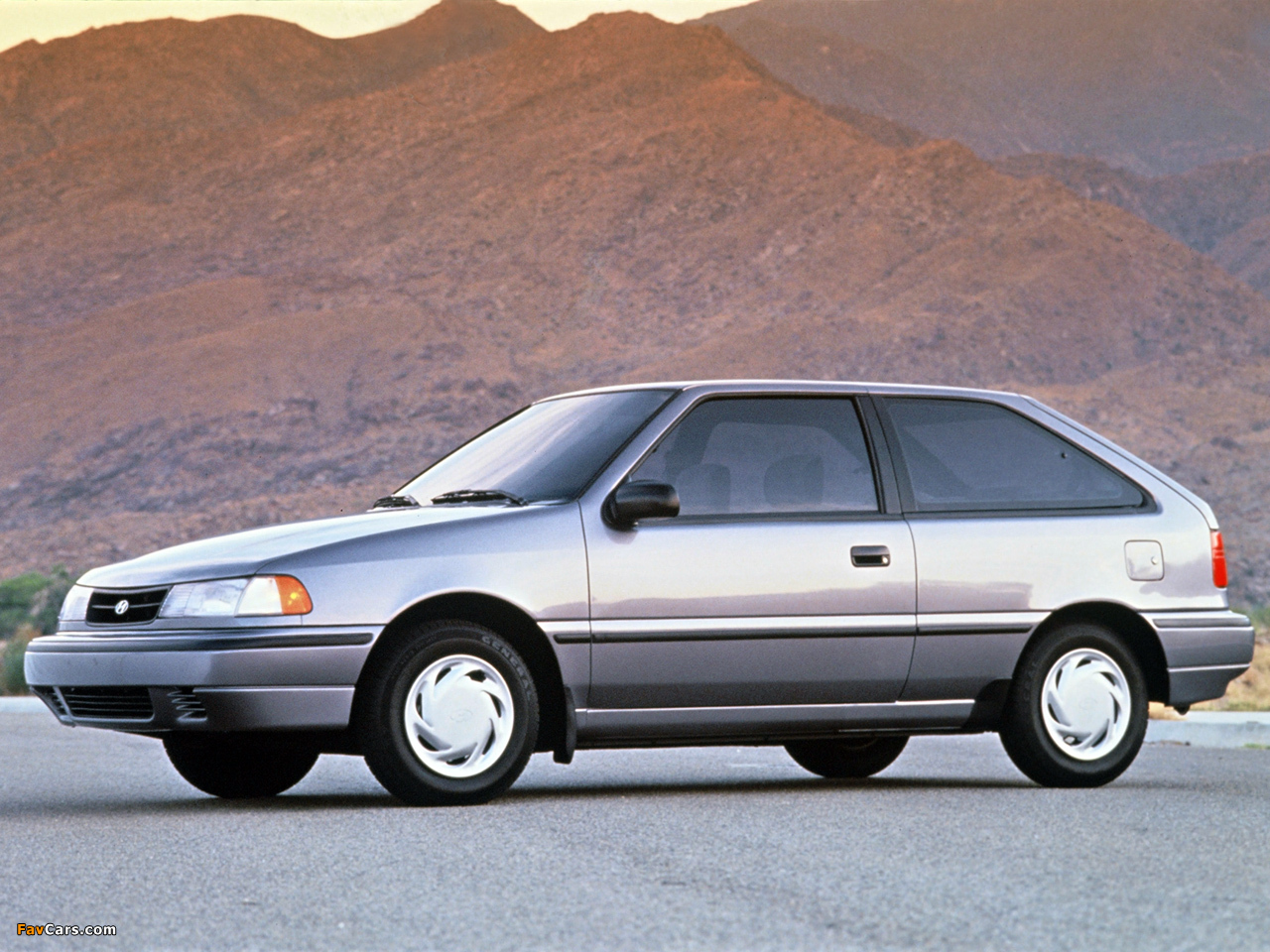 Images of Hyundai Excel 3-door (X2) 1992–95 (1280 x 960)