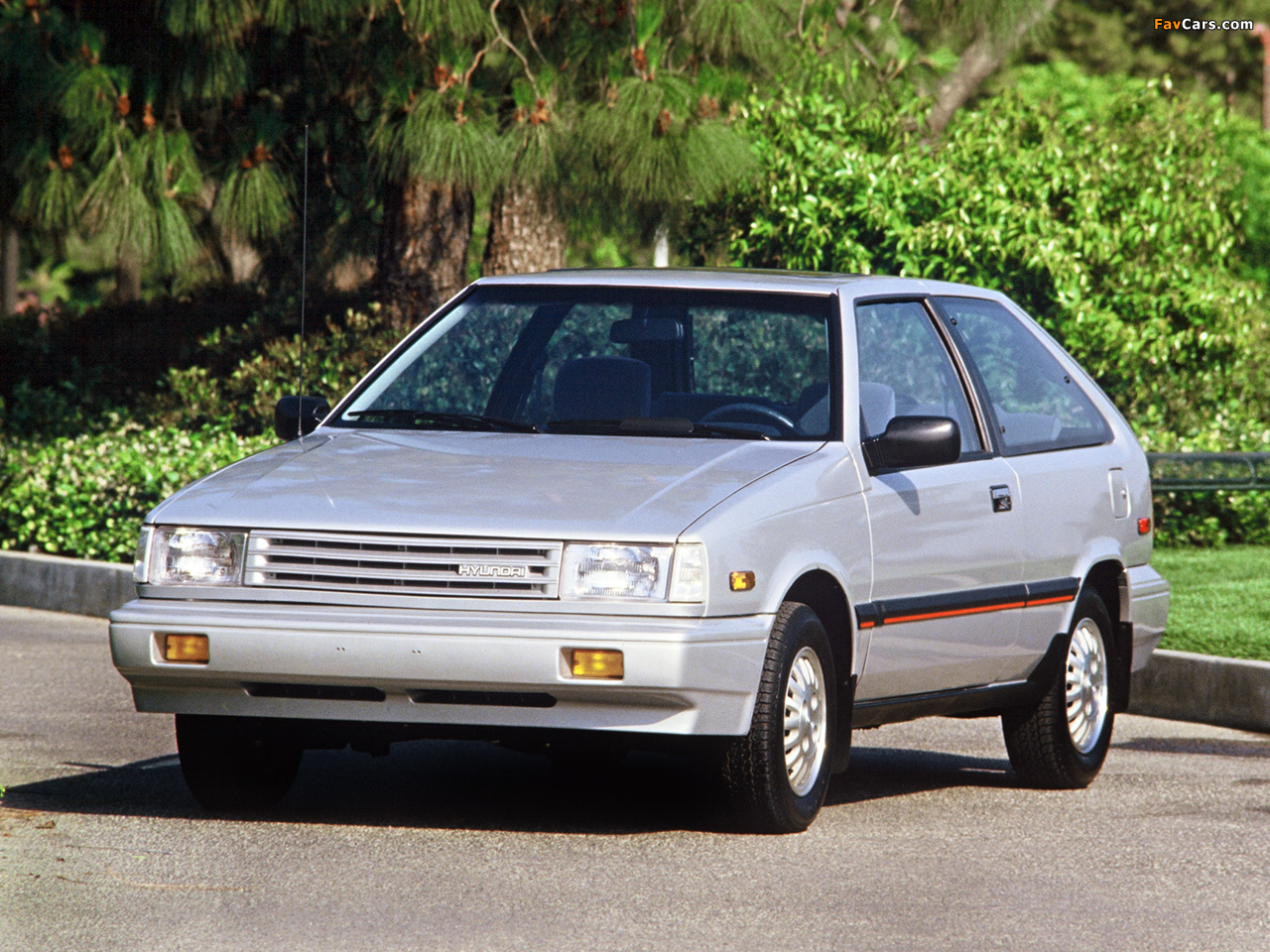 Photos of Hyundai Excel 3-door US-spec (X1) 1987–89 (1280 x 960)