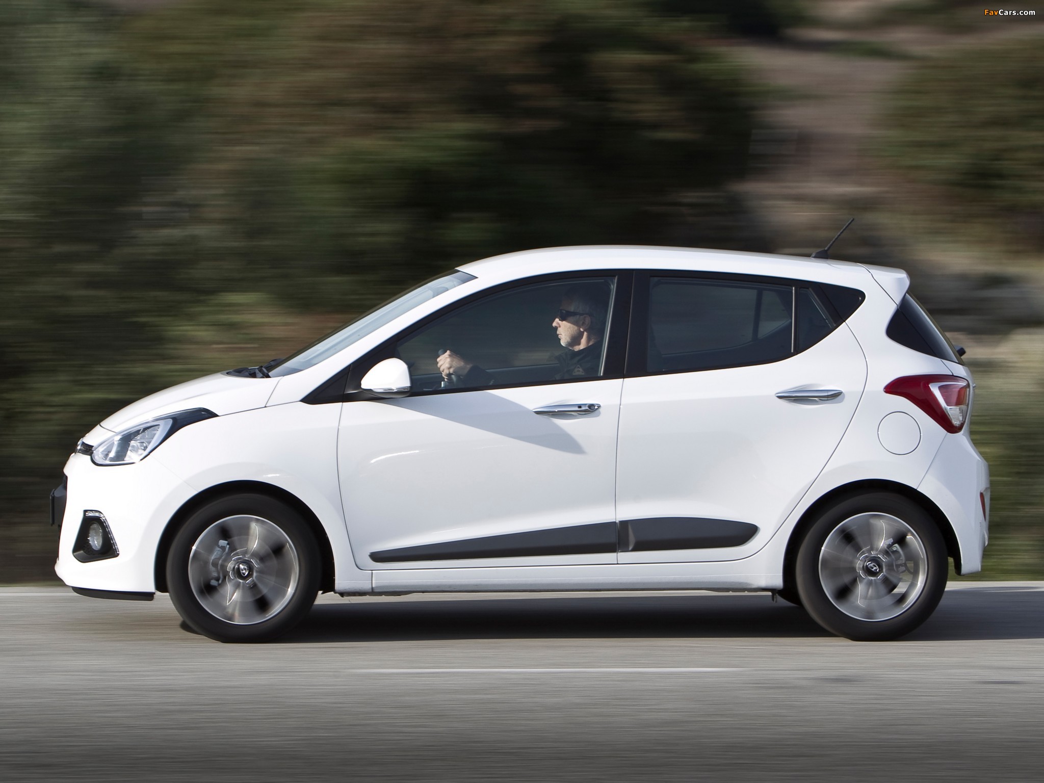 Hyundai i10 2013 wallpapers (2048 x 1536)