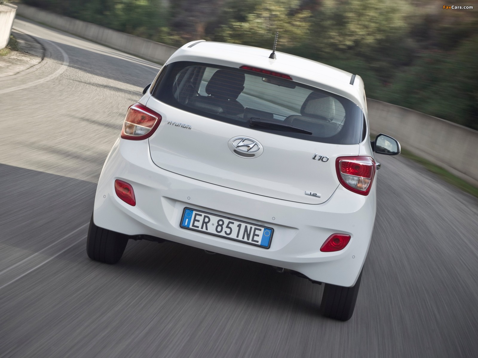 Hyundai i10 2013 wallpapers (1600 x 1200)