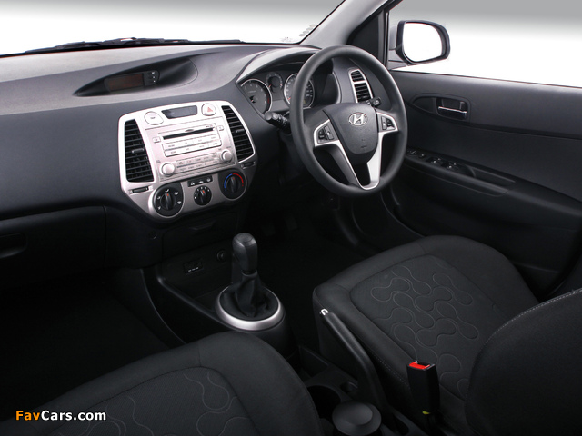 Photos of Hyundai i20 5-door ZA-spec 2008–12 (640 x 480)