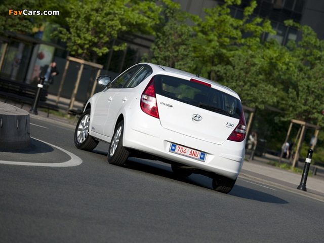 Hyundai i30 Blue Drive (FD) 2009–10 photos (640 x 480)