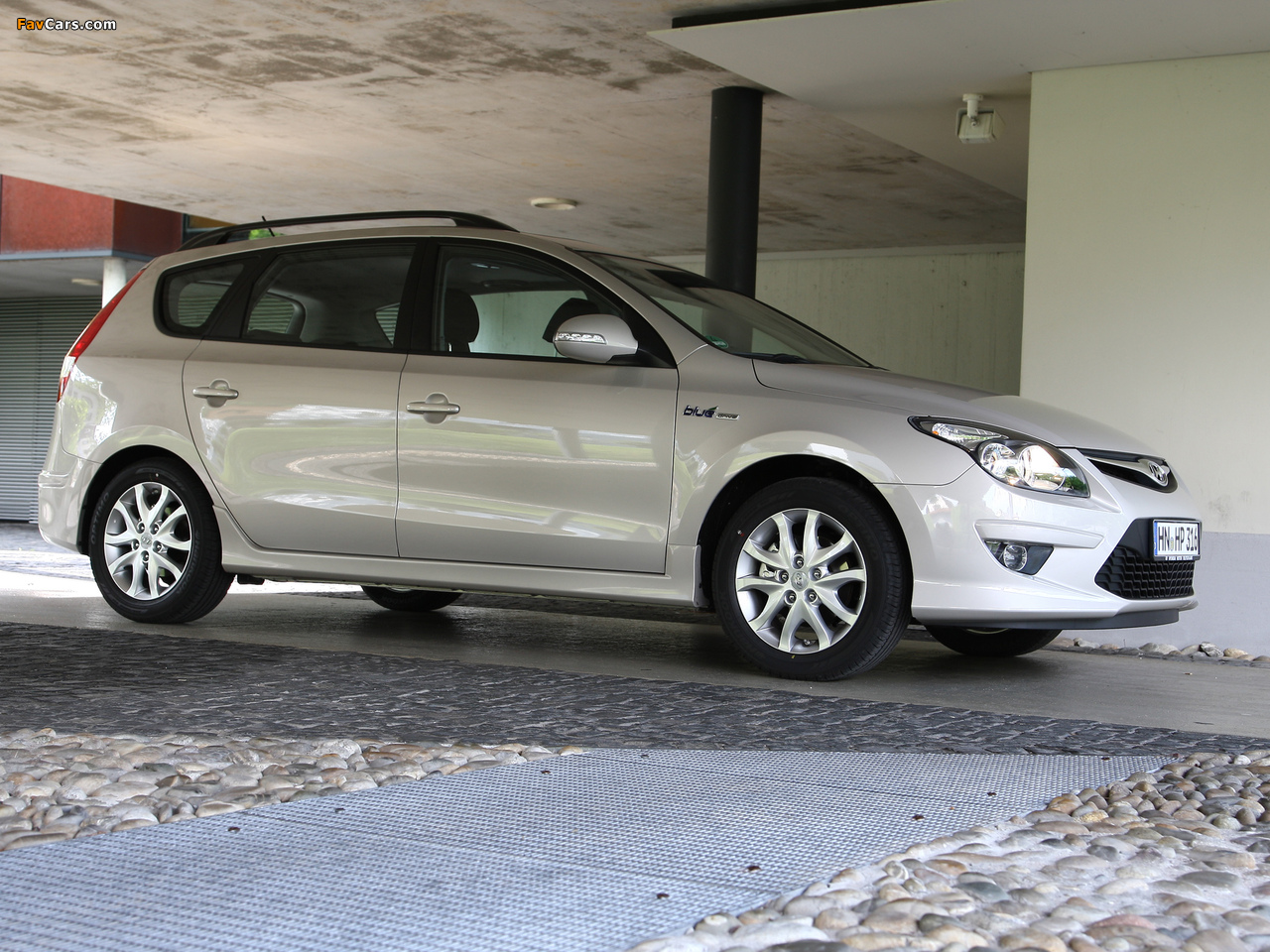 Hyundai i30 CW Blue Drive (FD) 2010 photos (1280 x 960)