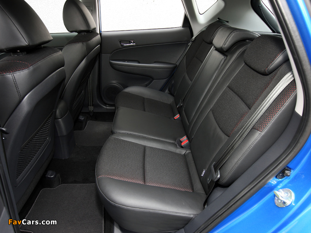 Hyundai i30 Blue Drive (FD) 2010 photos (640 x 480)