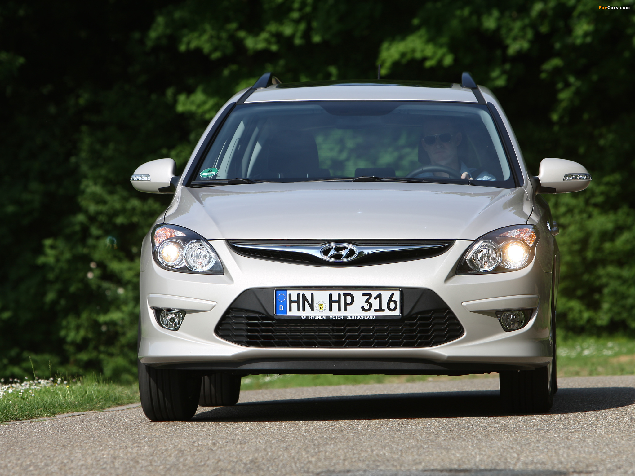 Images of Hyundai i30 CW Blue Drive (FD) 2010 (2048 x 1536)