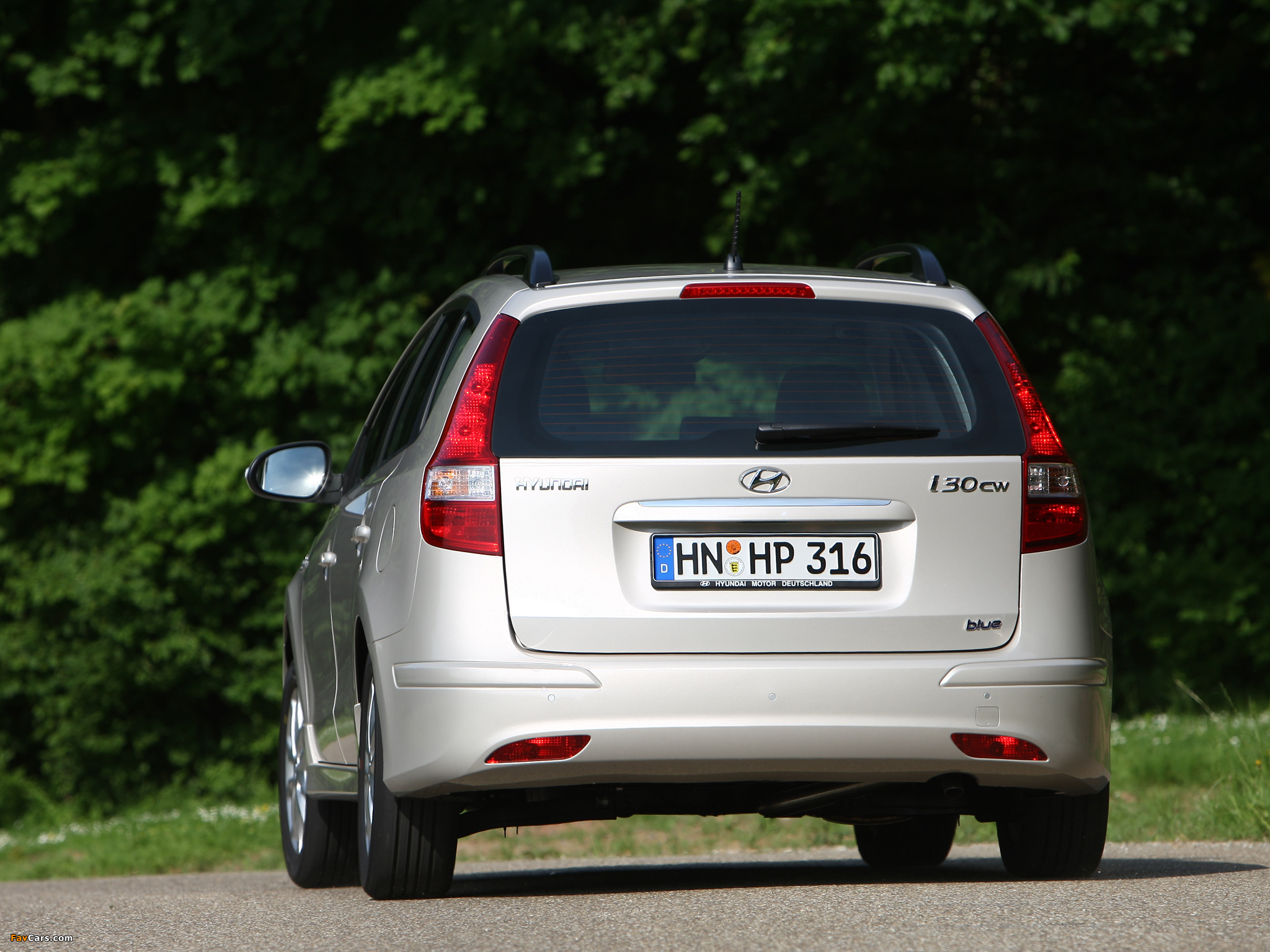 Images of Hyundai i30 CW Blue Drive (FD) 2010 (2048 x 1536)