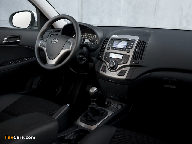 Photos of Hyundai i30 Blue Drive (FD) 2009–10 (640 x 480)