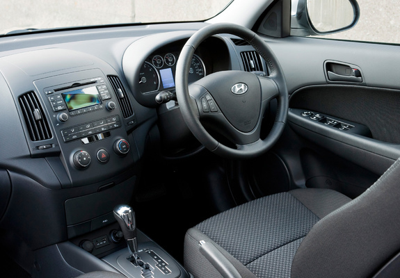 Photos of Hyundai i30 UK-spec (FD) 2010–12