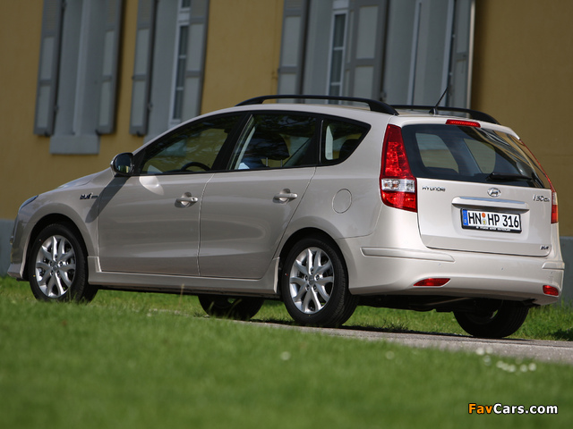 Pictures of Hyundai i30 CW Blue Drive (FD) 2010 (640 x 480)
