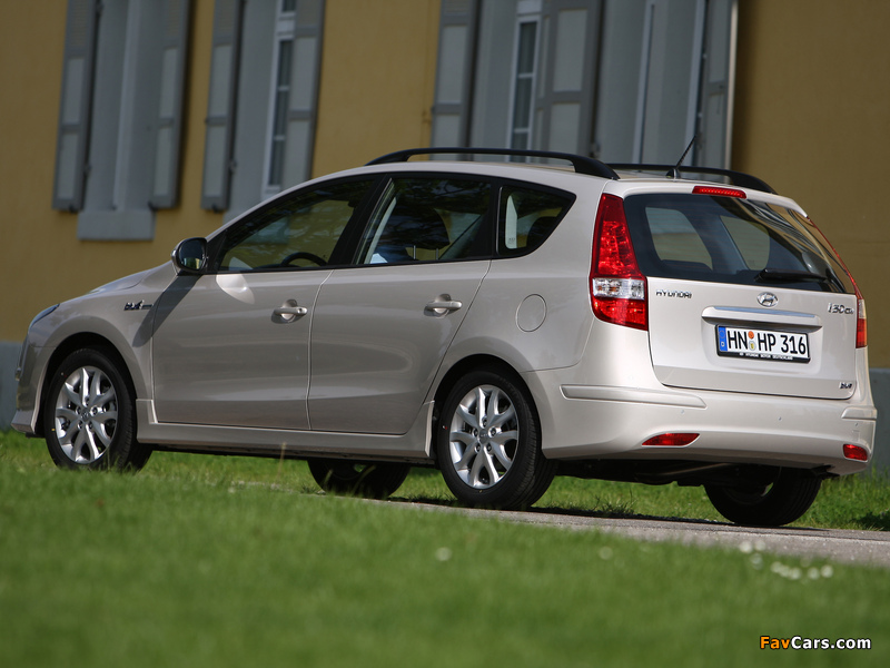 Pictures of Hyundai i30 CW Blue Drive (FD) 2010 (800 x 600)