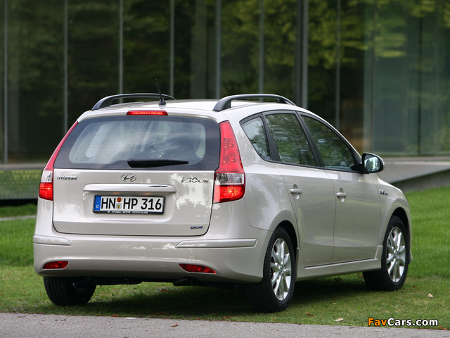 Pictures of Hyundai i30 CW Blue Drive (FD) 2010 (640 x 480)