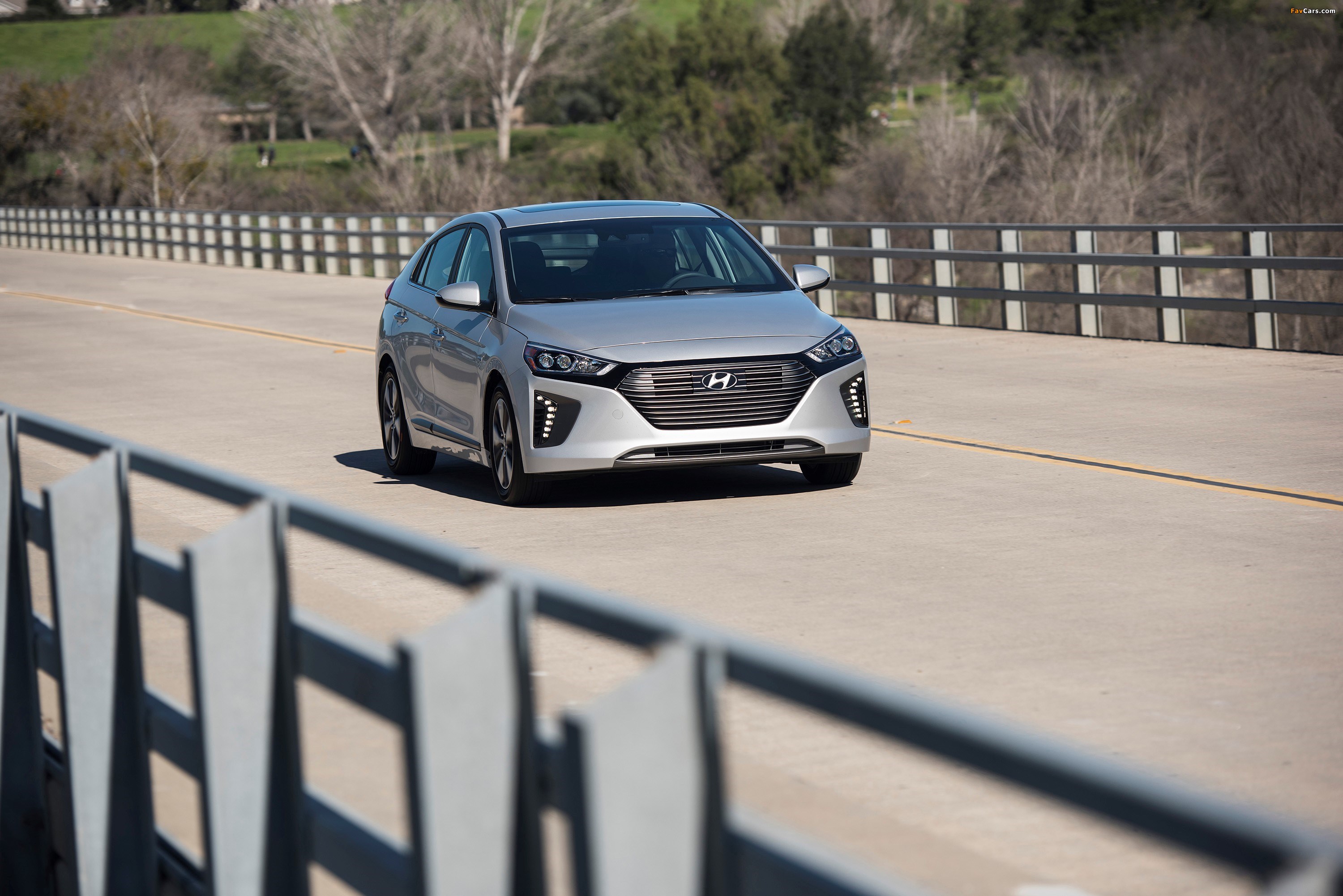 Images of Hyundai IONIQ plug-in hybrid North America 2017 (3000 x 2002)