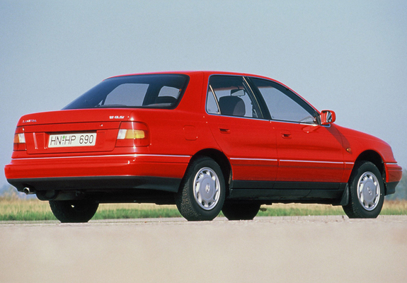 Pictures of Hyundai Lantra (J1) 1990–93