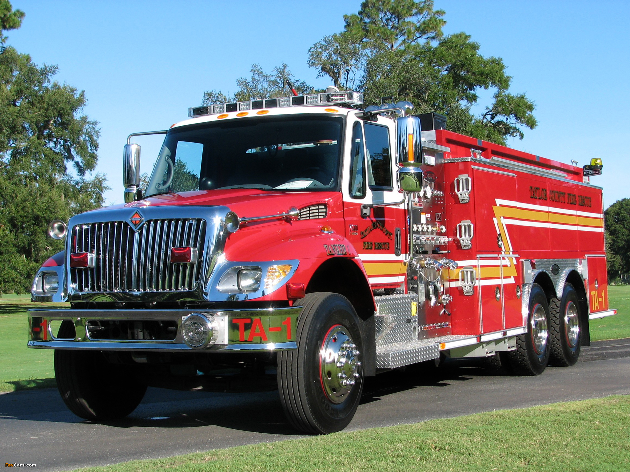 International 7400 Fire Truck 2005 wallpapers (2048 x 1536)