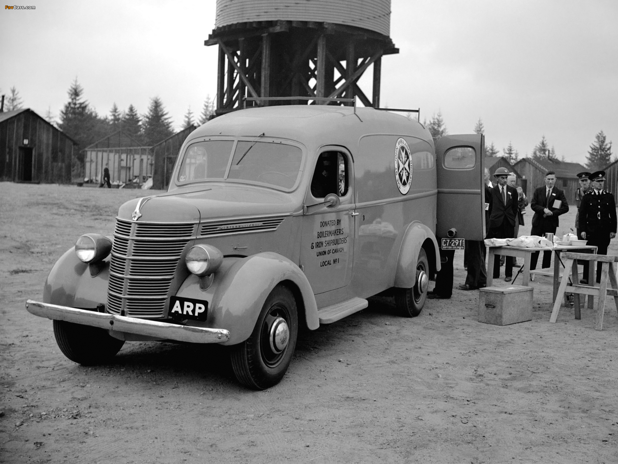 Photos of International D-2 Ambulance 1942 (2048 x 1536)