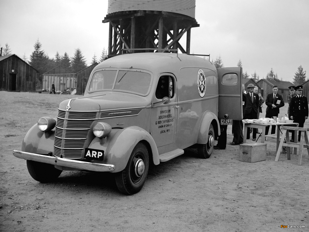 Photos of International D-2 Ambulance 1942 (1280 x 960)