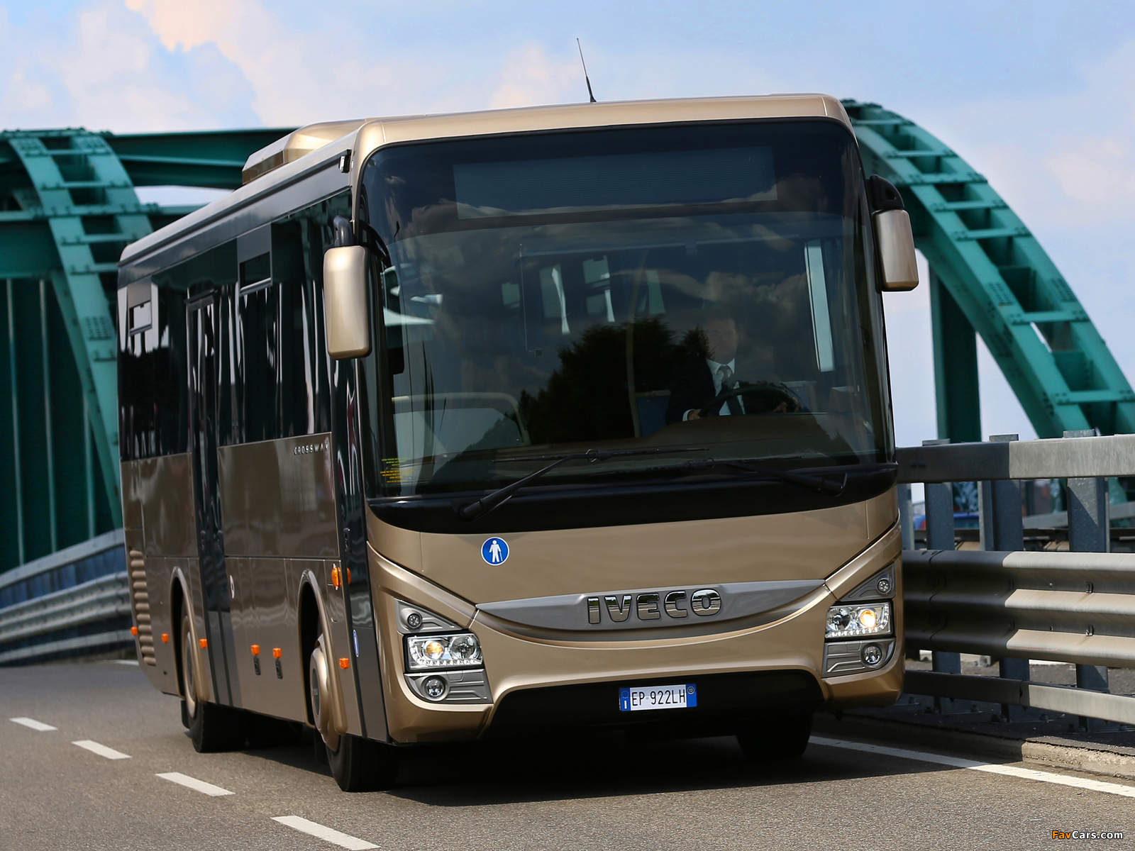 Iveco Crossway Line 2013 wallpapers (1600 x 1200)