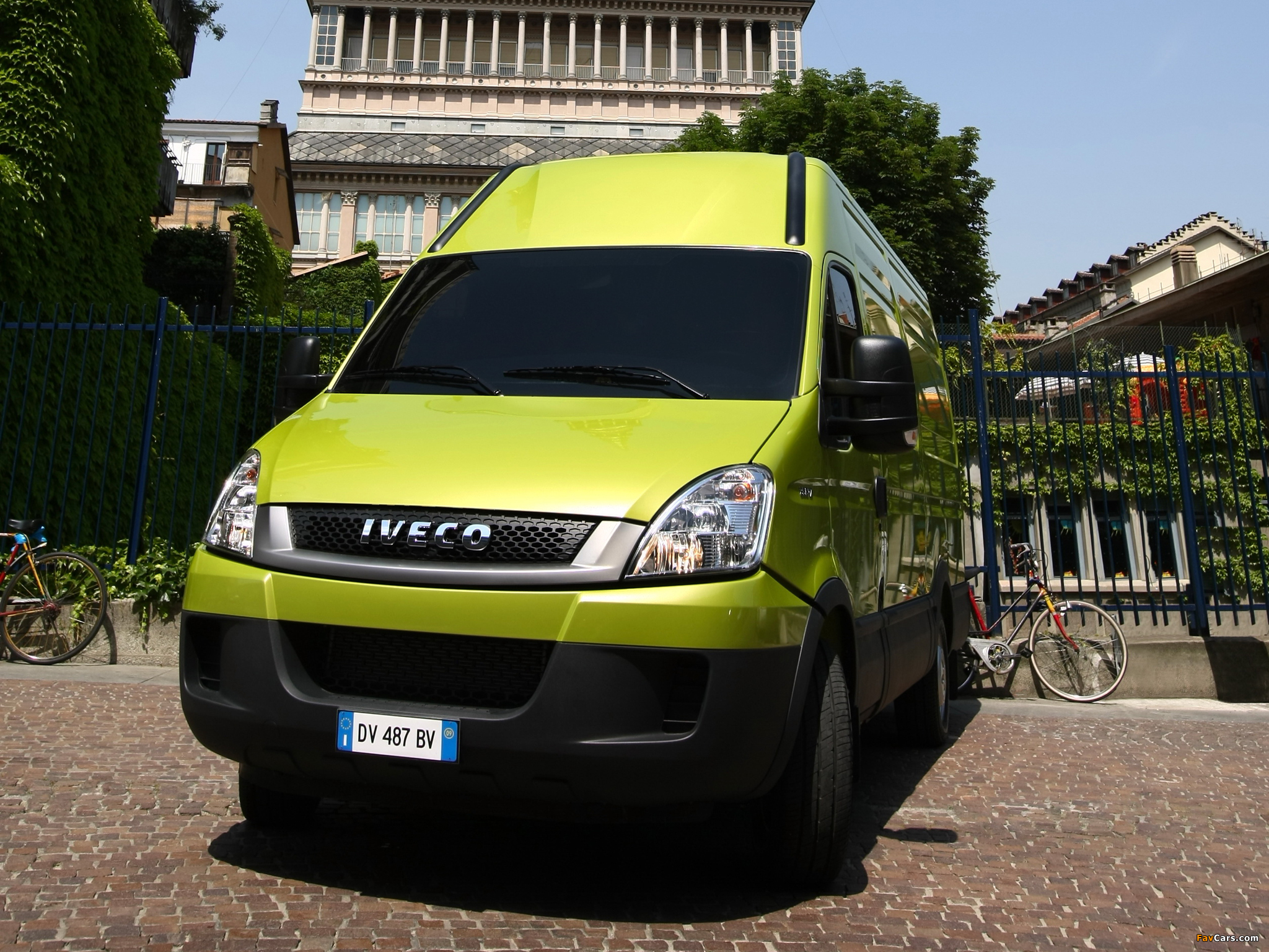 Iveco EcoDaily Van 2009–11 pictures (2048 x 1536)