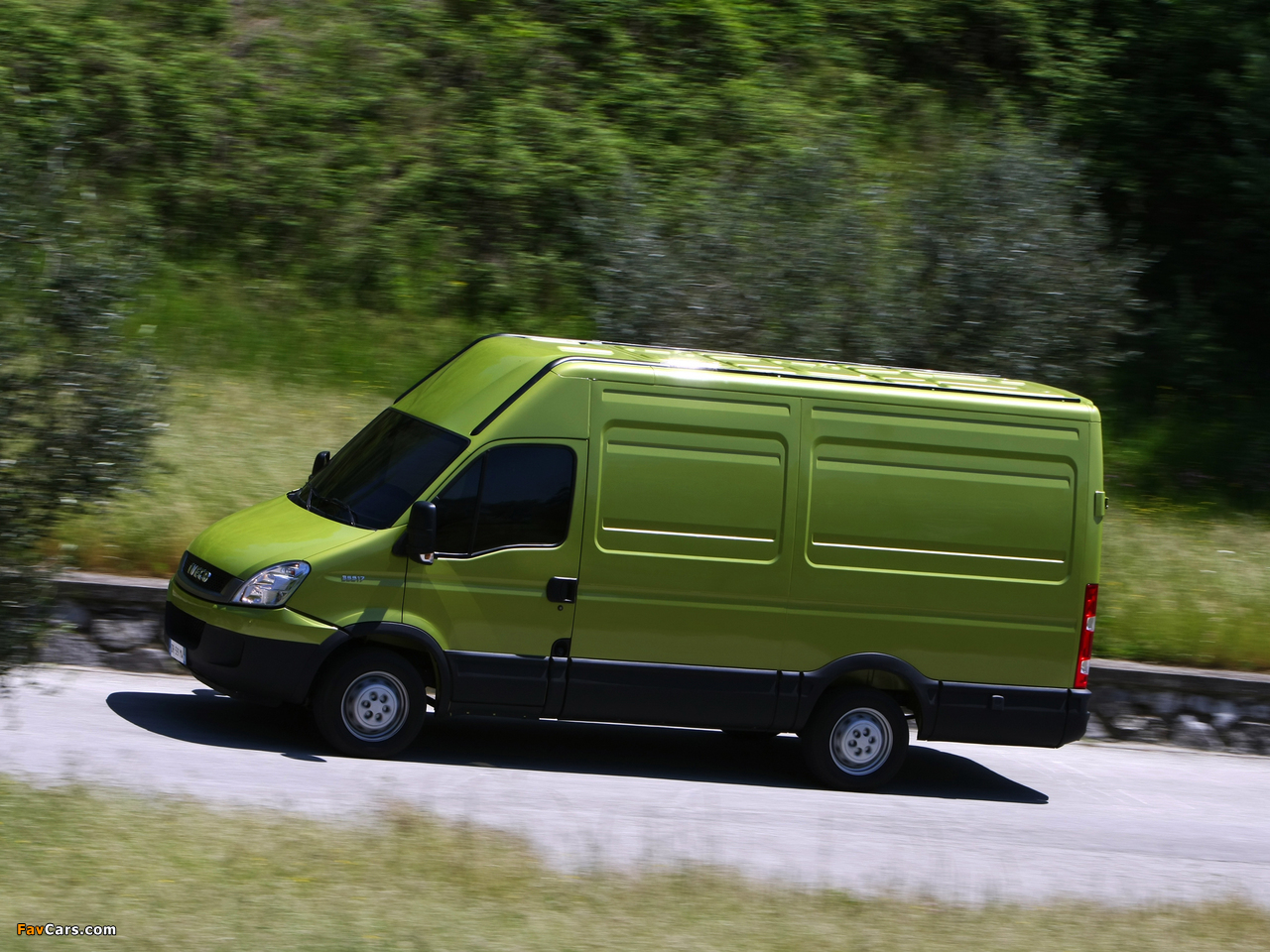Iveco EcoDaily Van 2009–11 wallpapers (1280 x 960)