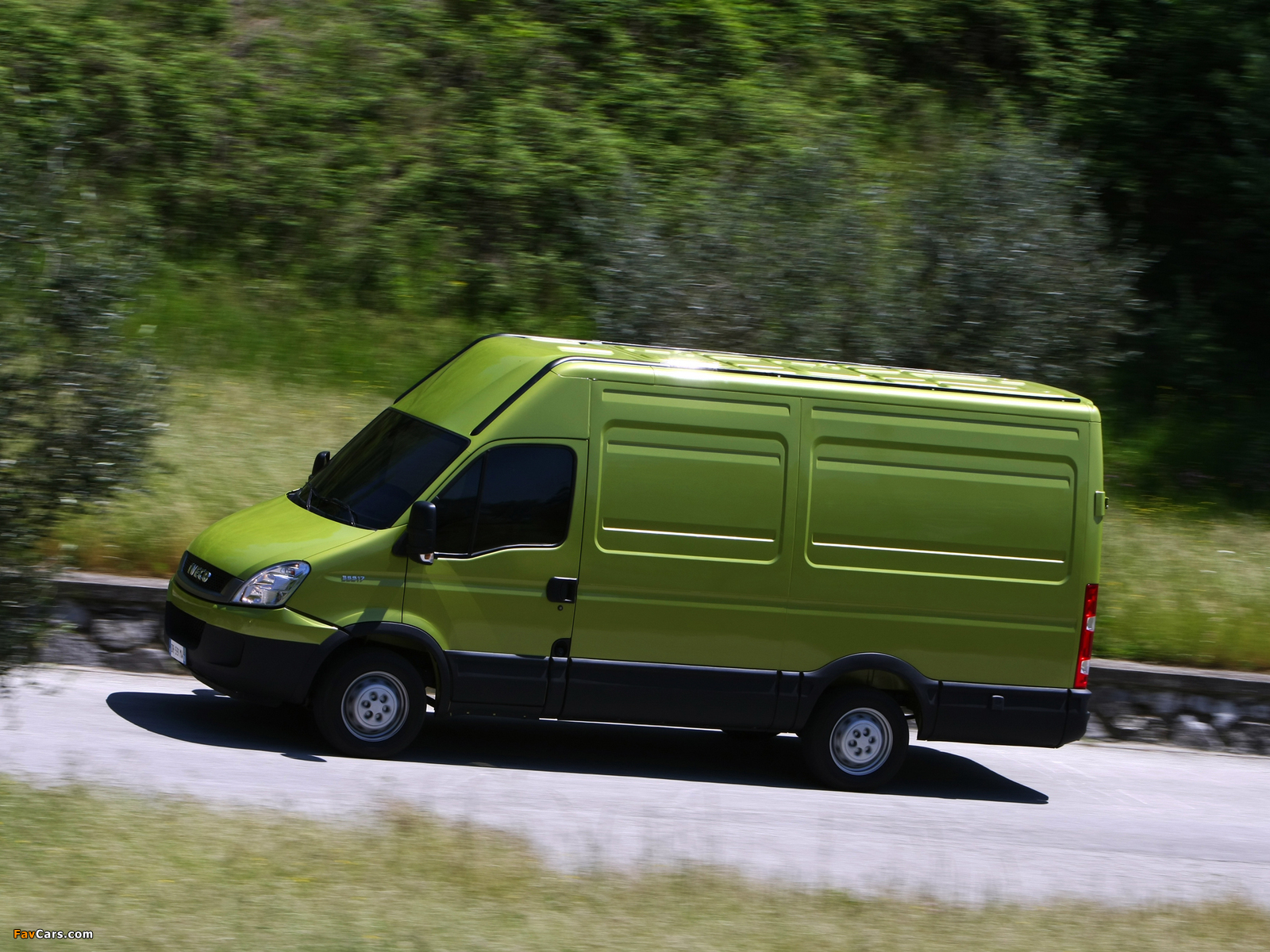 Iveco EcoDaily Van 2009–11 wallpapers (1600 x 1200)