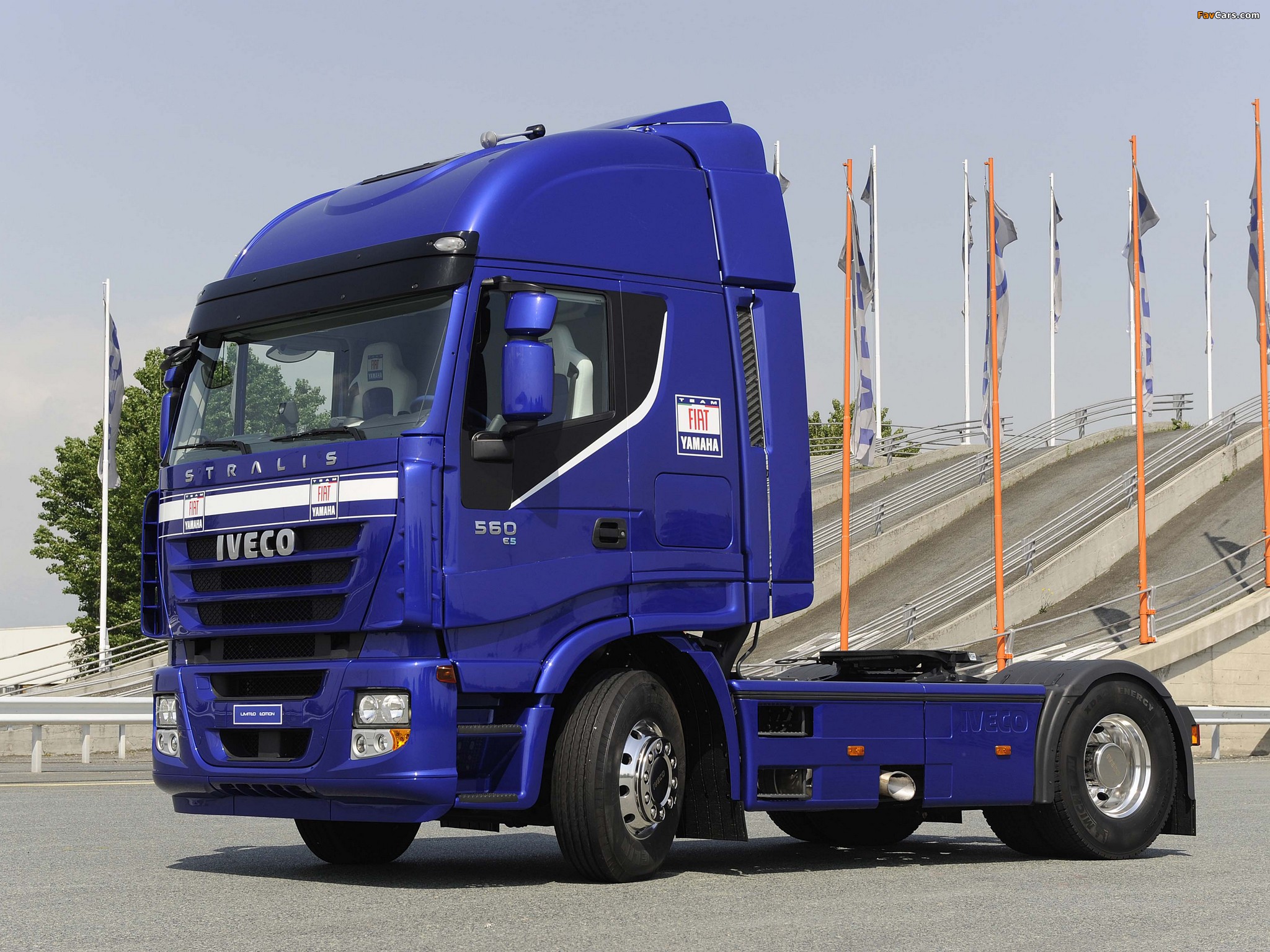 Iveco Stralis 560 ES 4x2 Fiat Yamaha Team Limited Edition 2010–12 images (2048 x 1536)