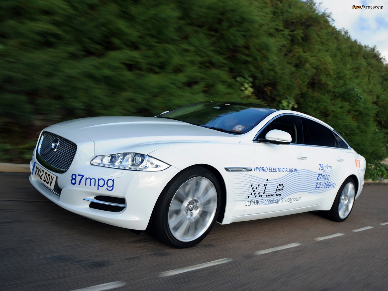 Images of Jaguar XJ_e Plug-In Hybrid Prototype (X351) 2012 (1280 x 960)