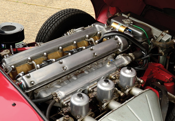 Jaguar E-Type Fixed Head Coupe 2+2 UK-spec (Series I) 1961–67 images