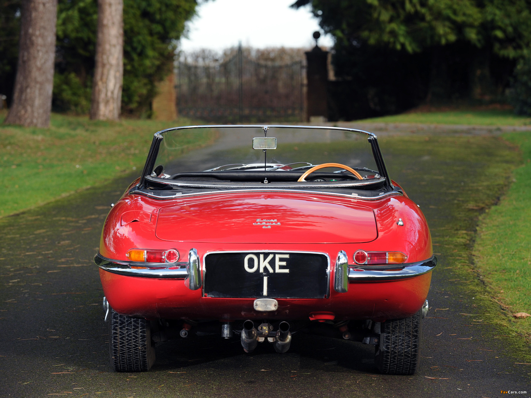 Photos of Jaguar E-Type Open Two Seater UK-spec (Series I) 1961–67 (2048 x 1536)