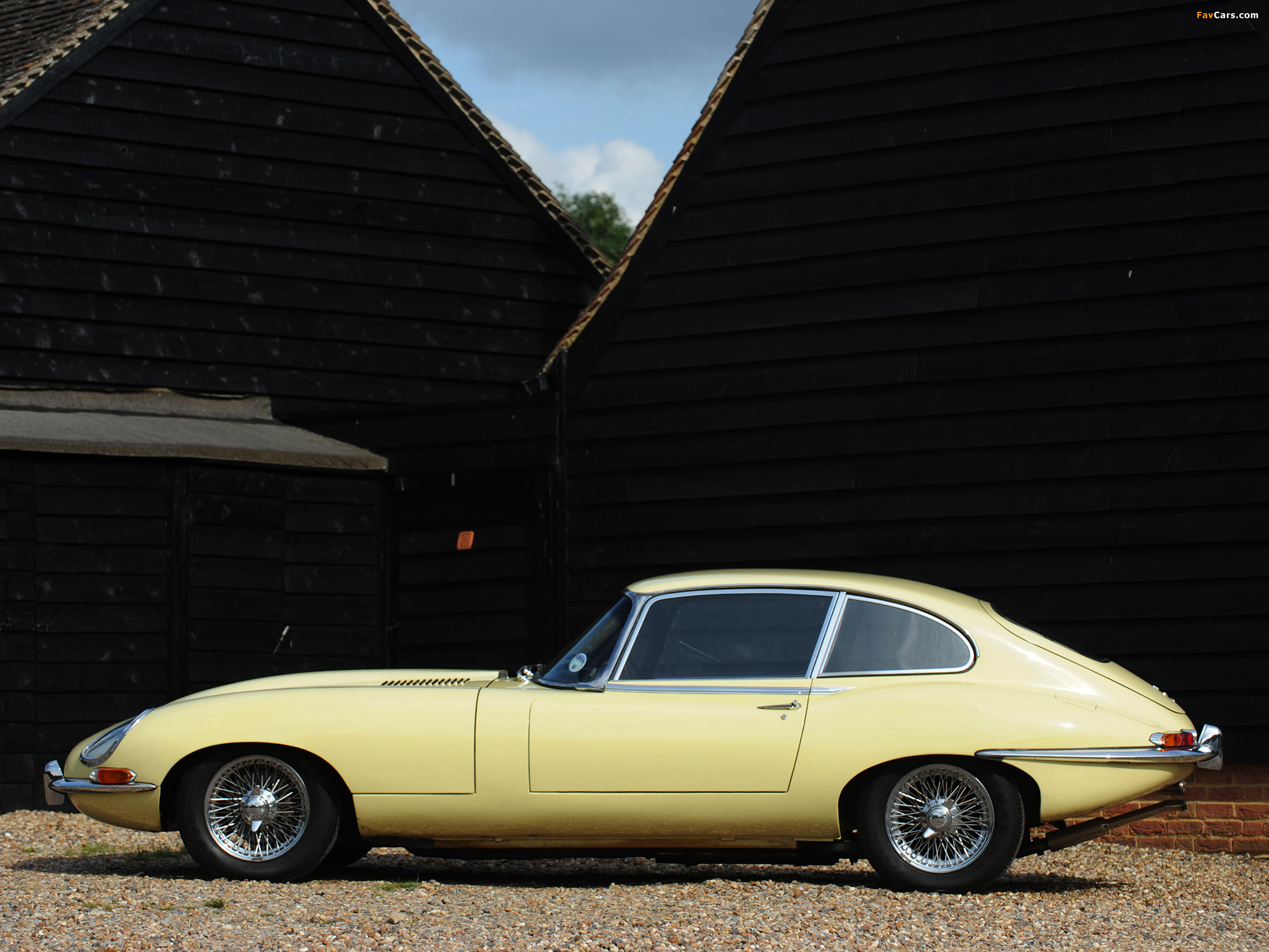 Photos of Jaguar E-Type Fixed Head Coupe 2+2 UK-spec (Series I) 1961–67 (2048 x 1536)