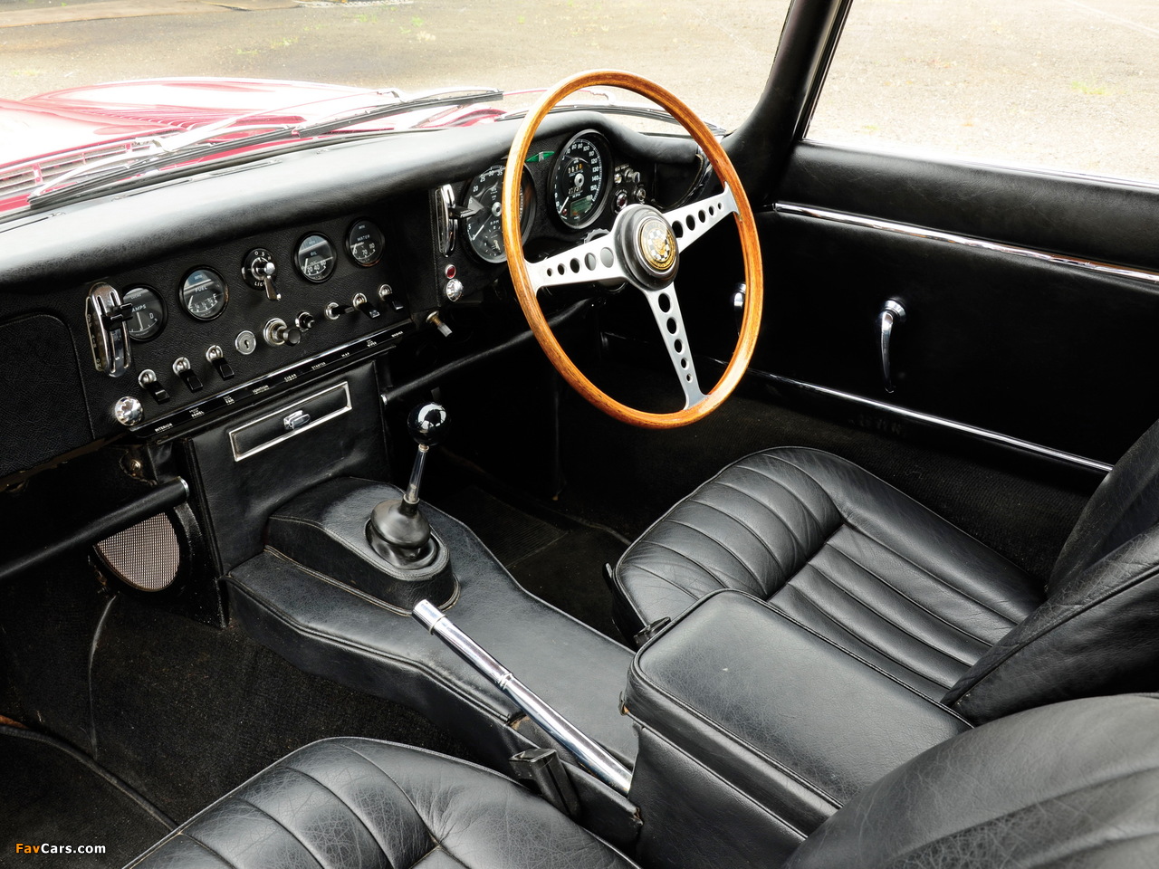 Photos of Jaguar E-Type Fixed Head Coupe 2+2 UK-spec (Series I) 1961–67 (1280 x 960)