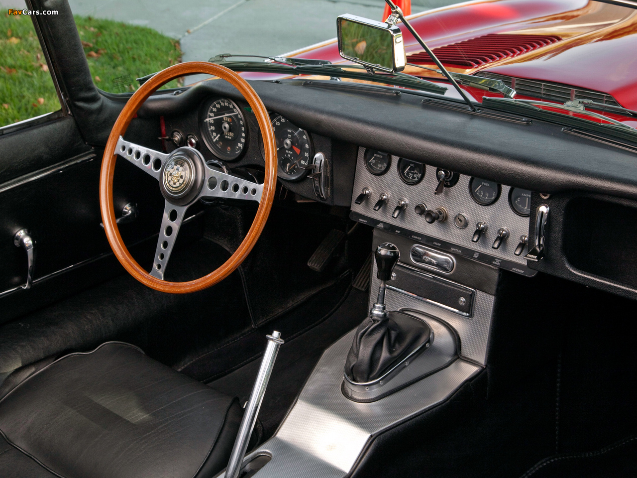 Photos of Jaguar E-Type Open Two Seater (Series I) 1961–67 (1280 x 960)