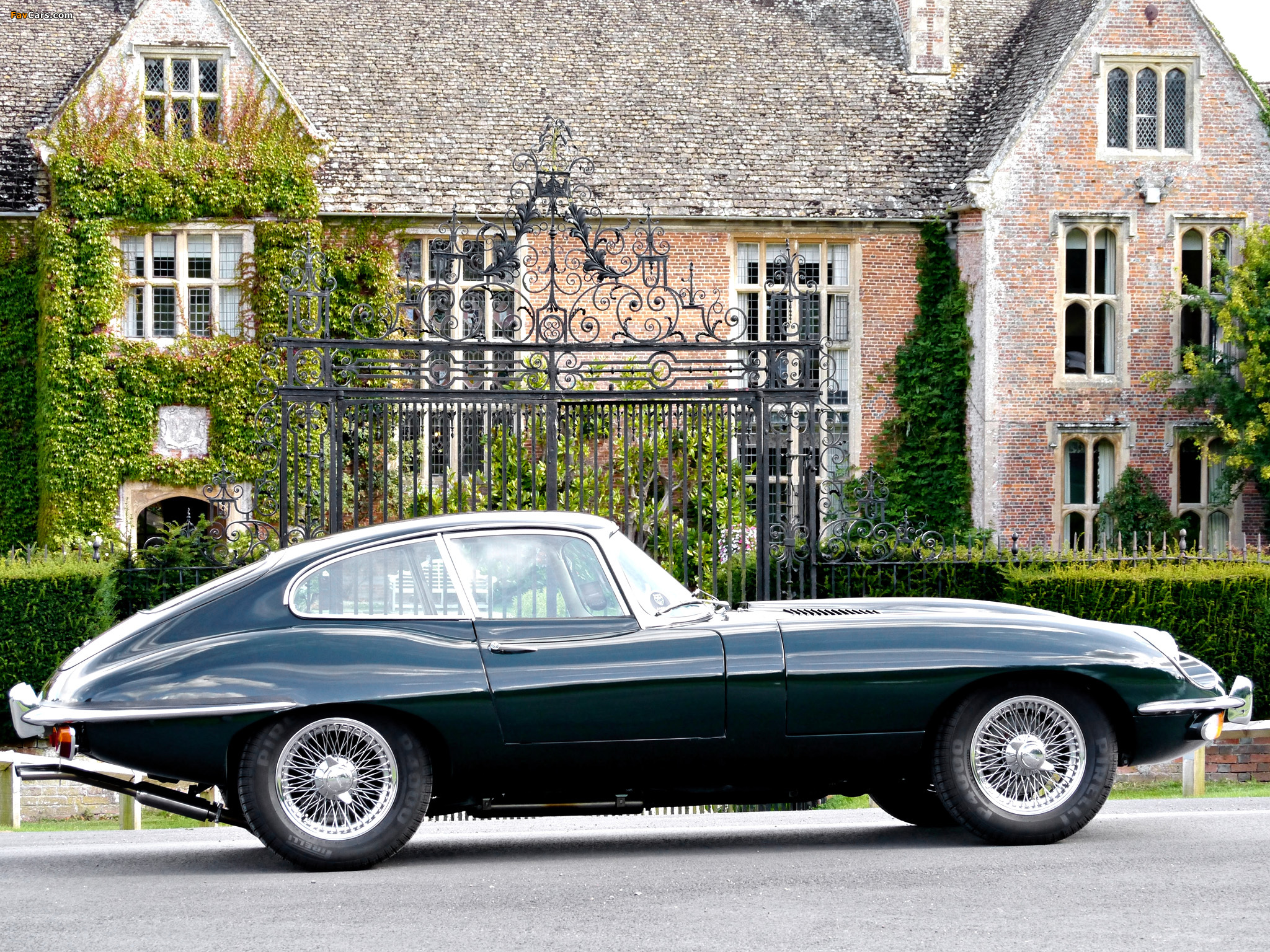 Photos of Jaguar E-Type Fixed Head Coupe (Series II) 1968–71 (2048 x 1536)