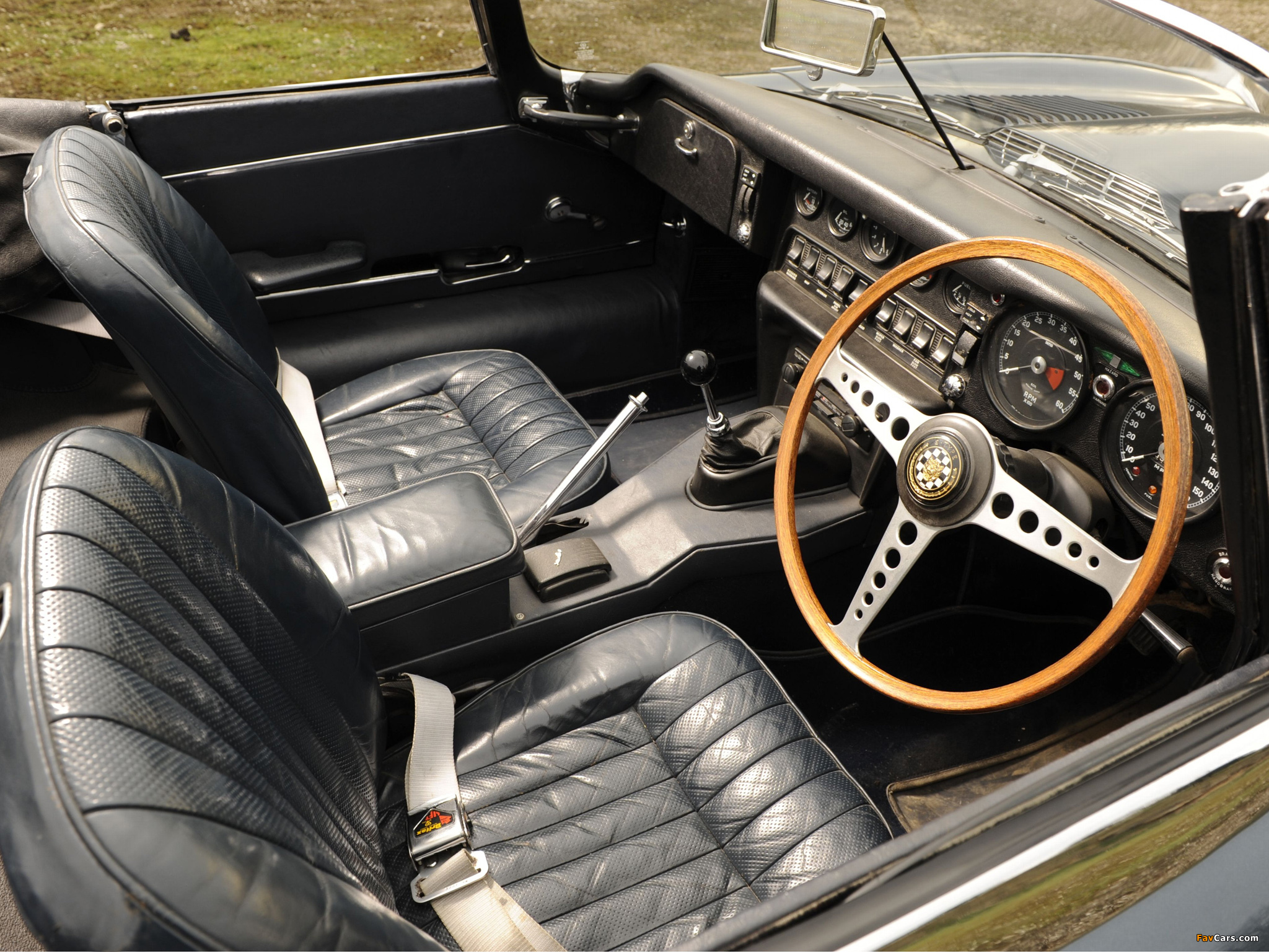 Photos of Jaguar E-Type Open Two Seater (Series II) 1968–71 (2048 x 1536)