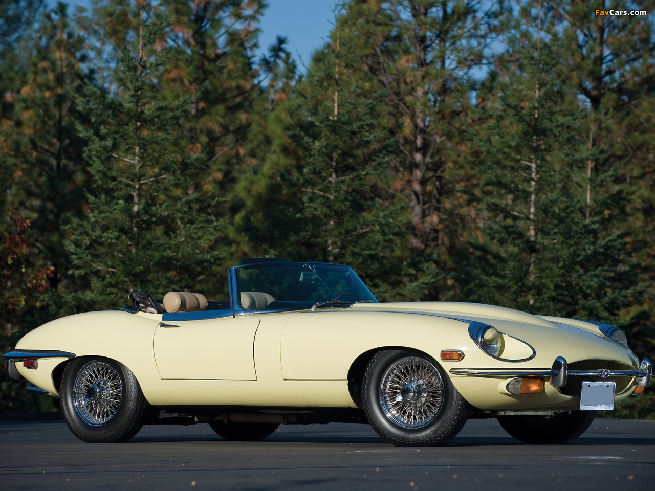 Photos of Jaguar E-Type Open Two Seater (Series II) 1968–71 (1280 x 960)