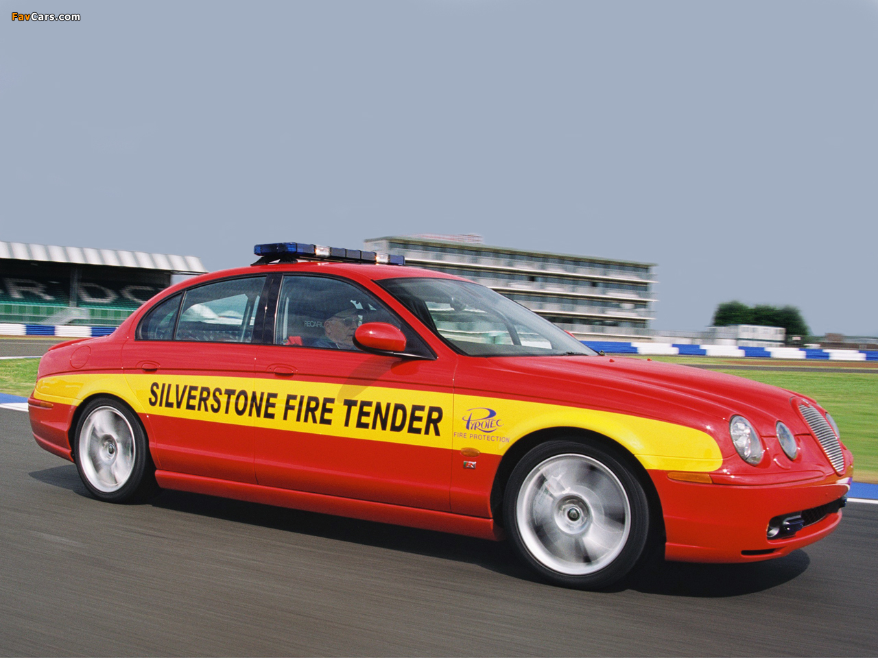 Jaguar S-Type R Silverstone Fire Tender 2002–03 wallpapers (1280 x 960)