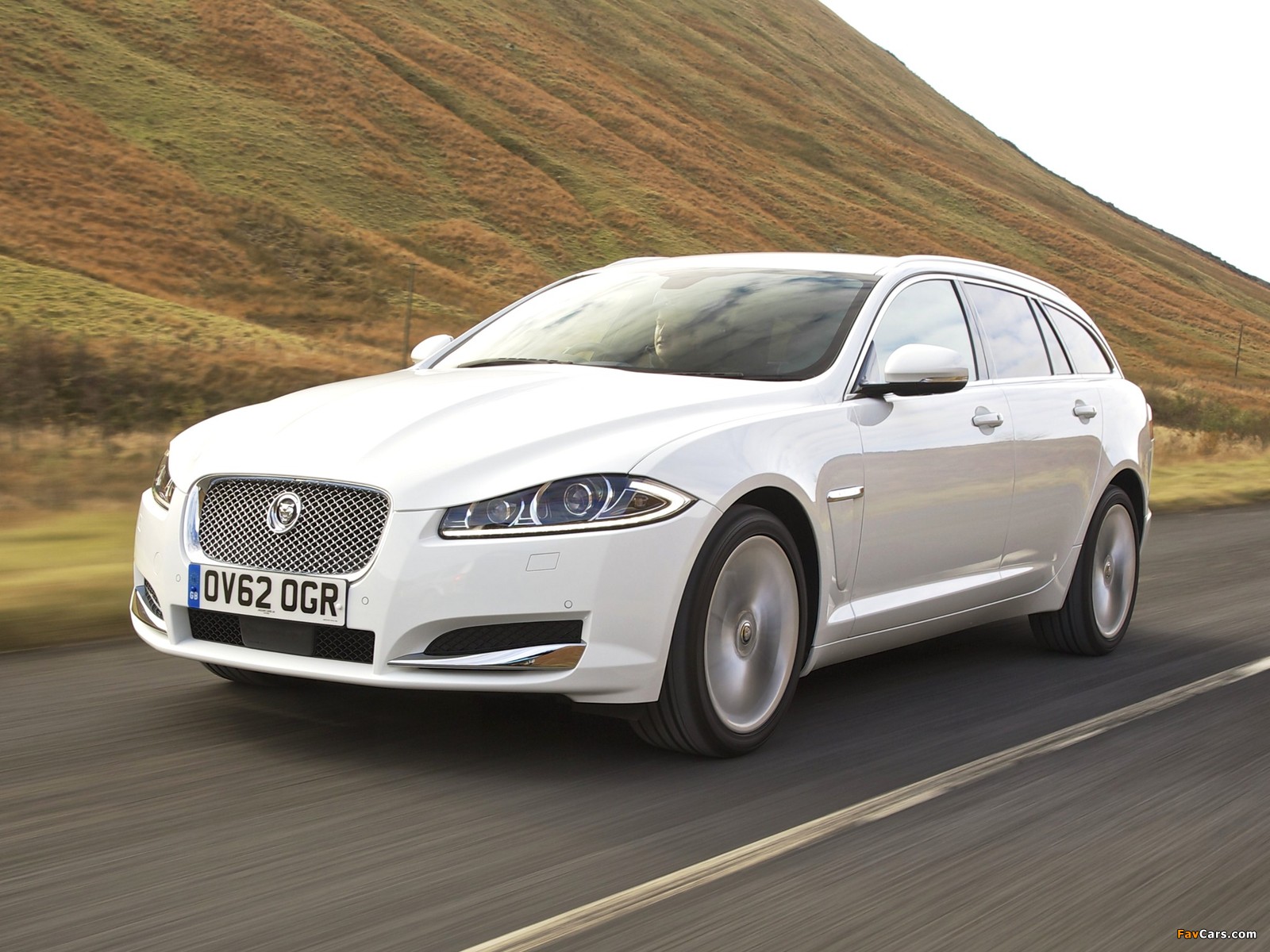 Jaguar XF Sportbrake UK-spec 2012 wallpapers (1600 x 1200)